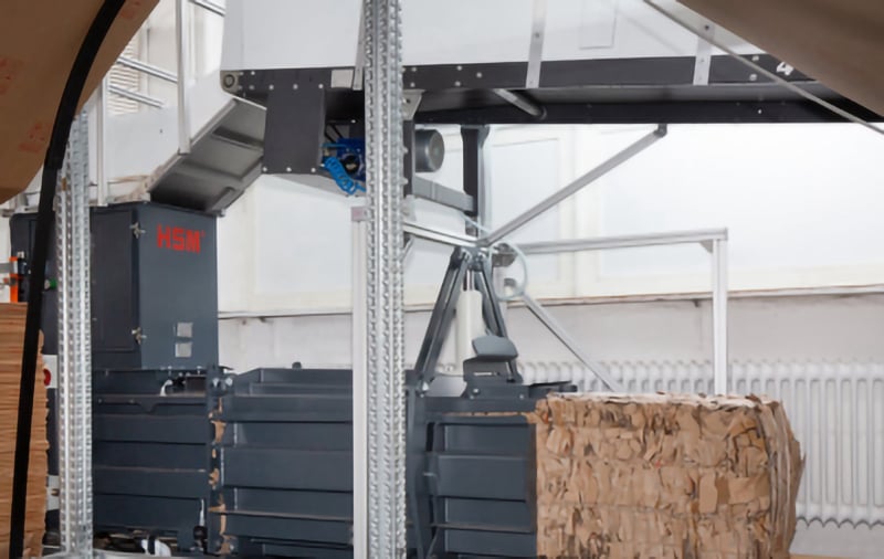 Hydraulic loading flap for maximum operating comfort