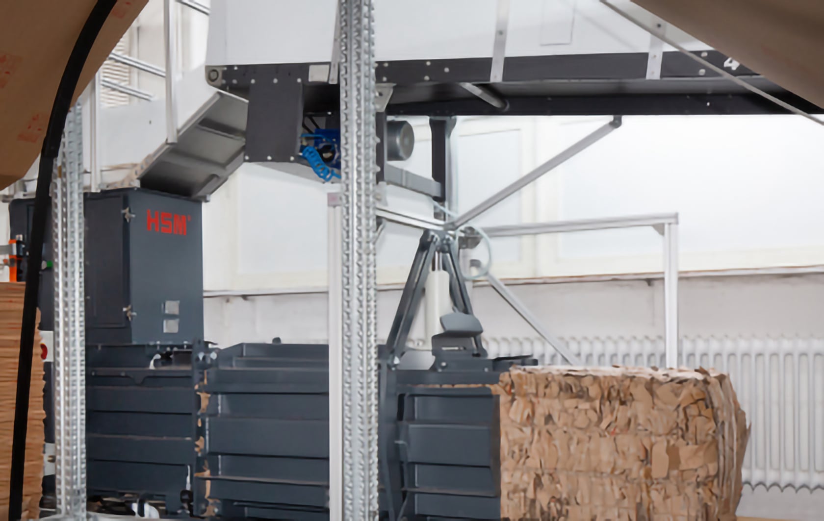 Hydraulic loading flap for maximum operating comfort